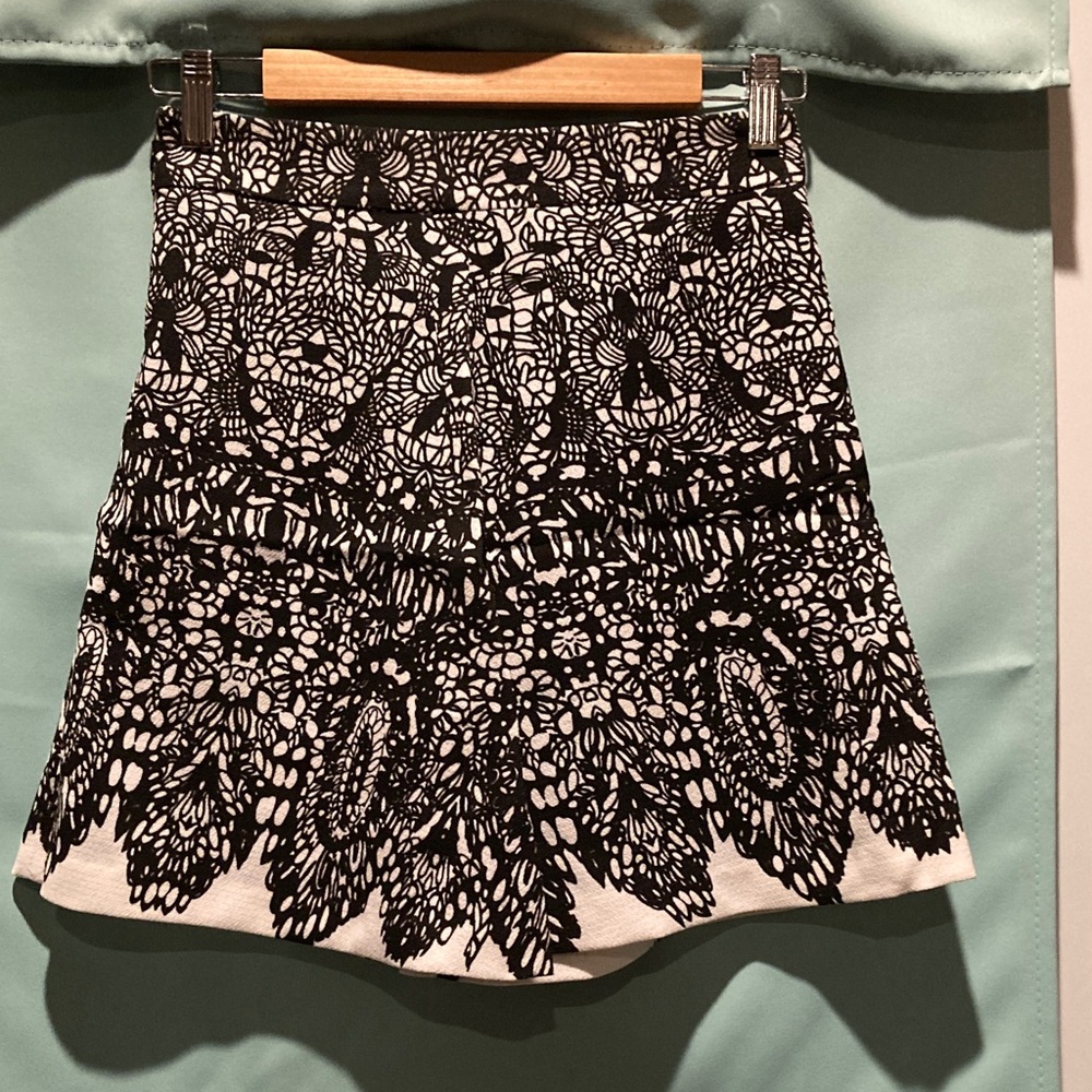 L'ATISTE Black and White Lace-Pattern Mini Skirt